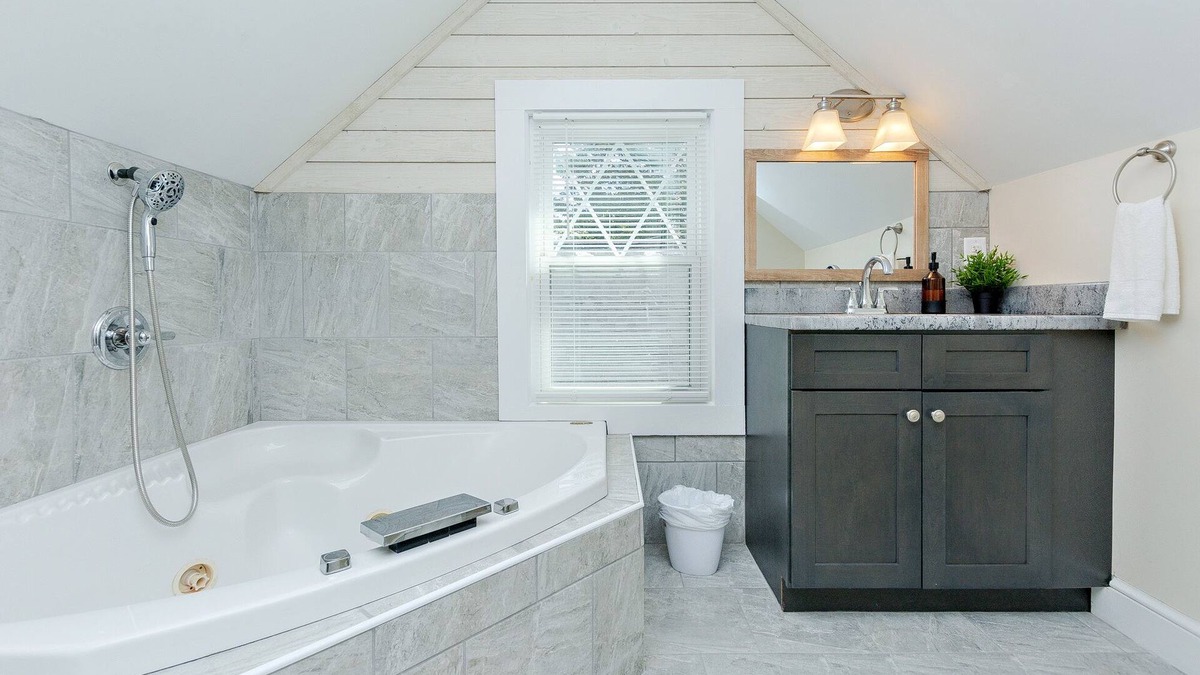 Thomasville House | Modern Comfort Meets Relaxation- Spa Style Master with a Jacuzzi& Outdoor Oasis