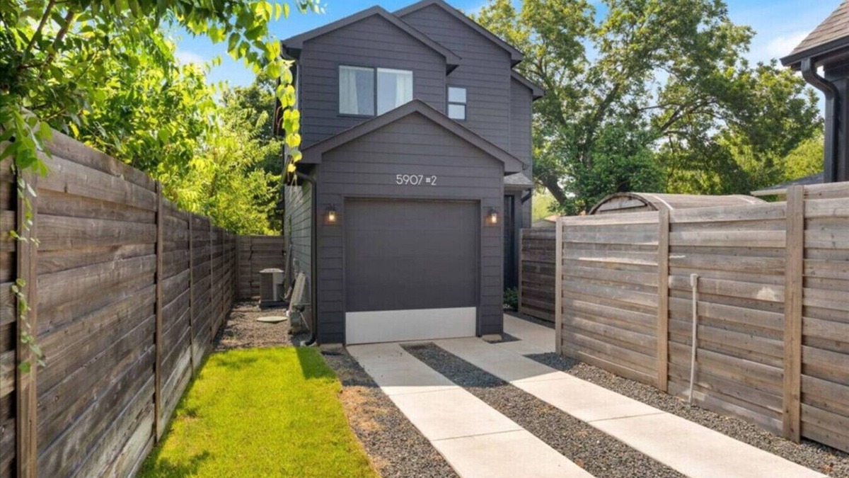 Austin Apartment | Modern Comfort Near It All | 2BR/2.5BA | Sleeps 6