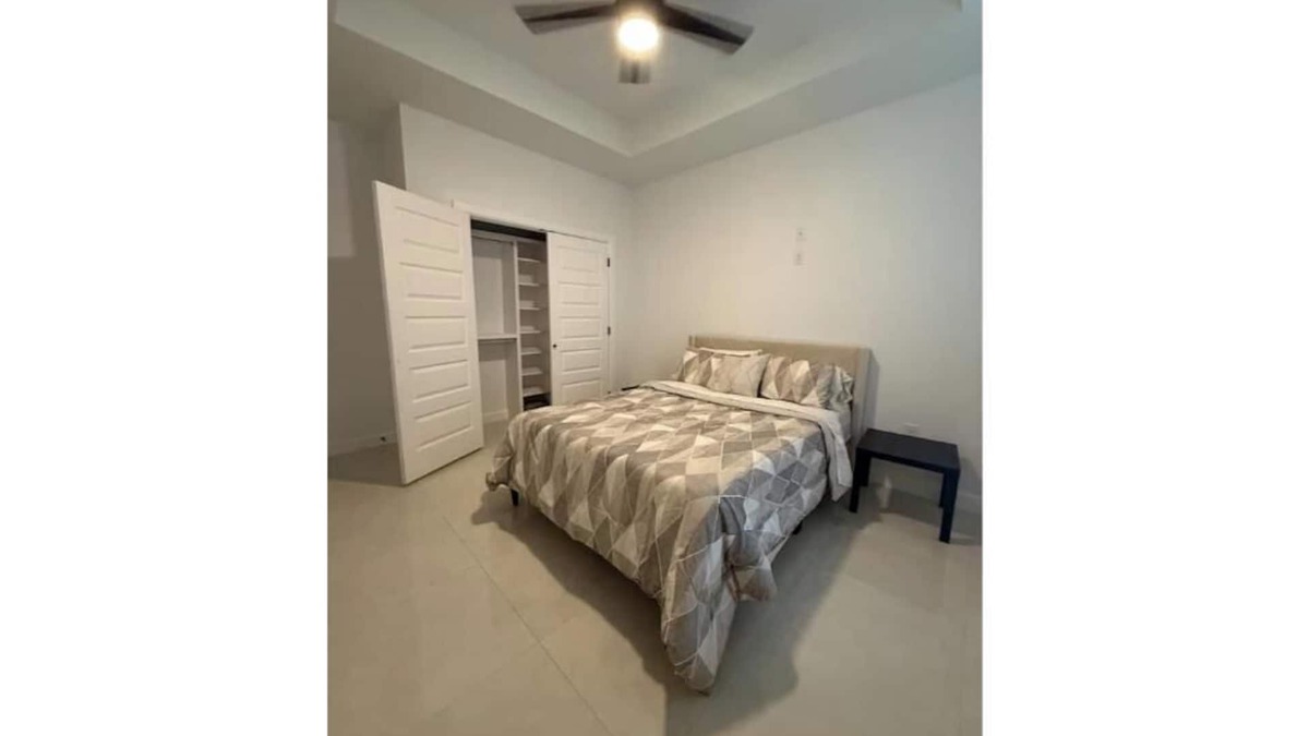 Olmito House | Modern Comfort near Zoo & Space