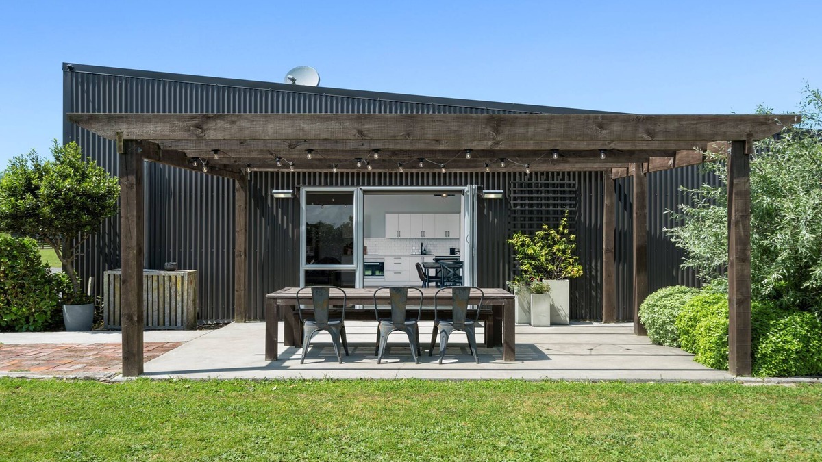 Aokautere House | Modern comfort and rustic charm in rural Manawatu