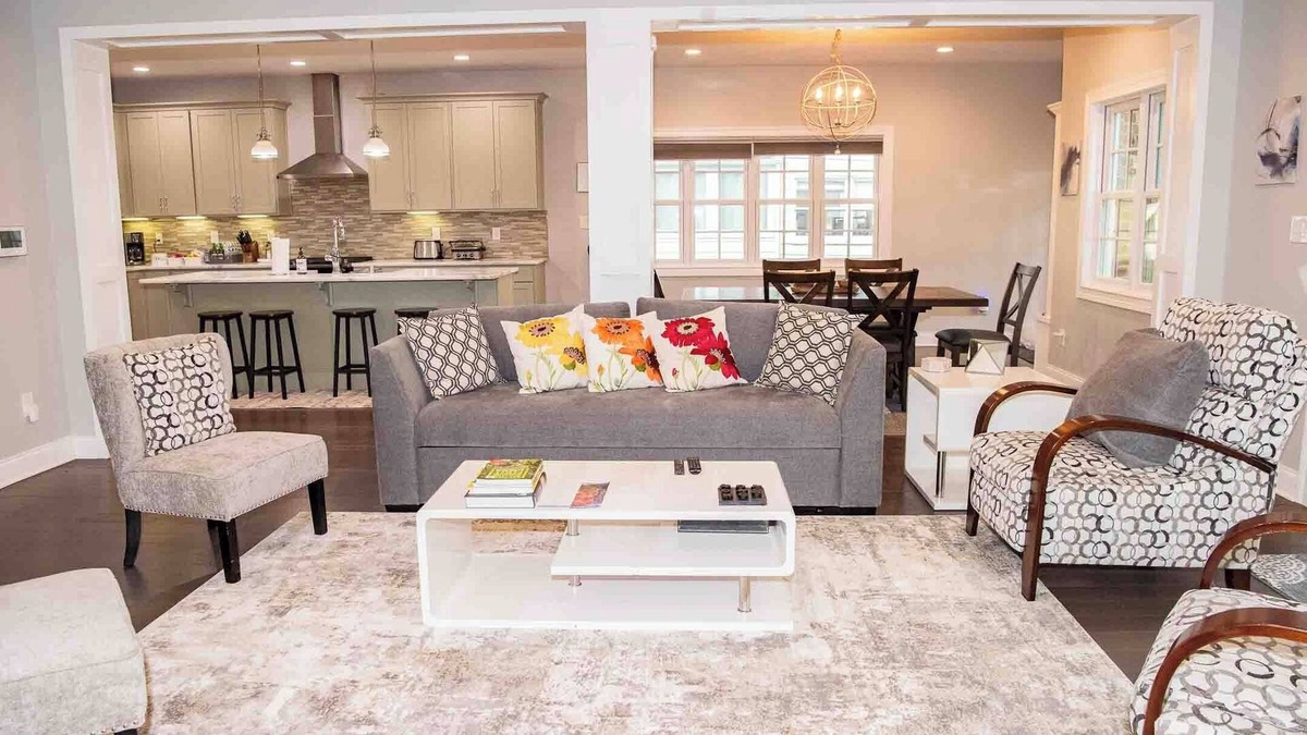 Montclair House | Modern comfort within walking distance from UKY, Kroger Field, & Chevy Chase.