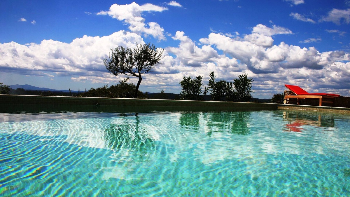 Draguignan House | Modern, comfortable 4-star gîte in a quiet woodland setting