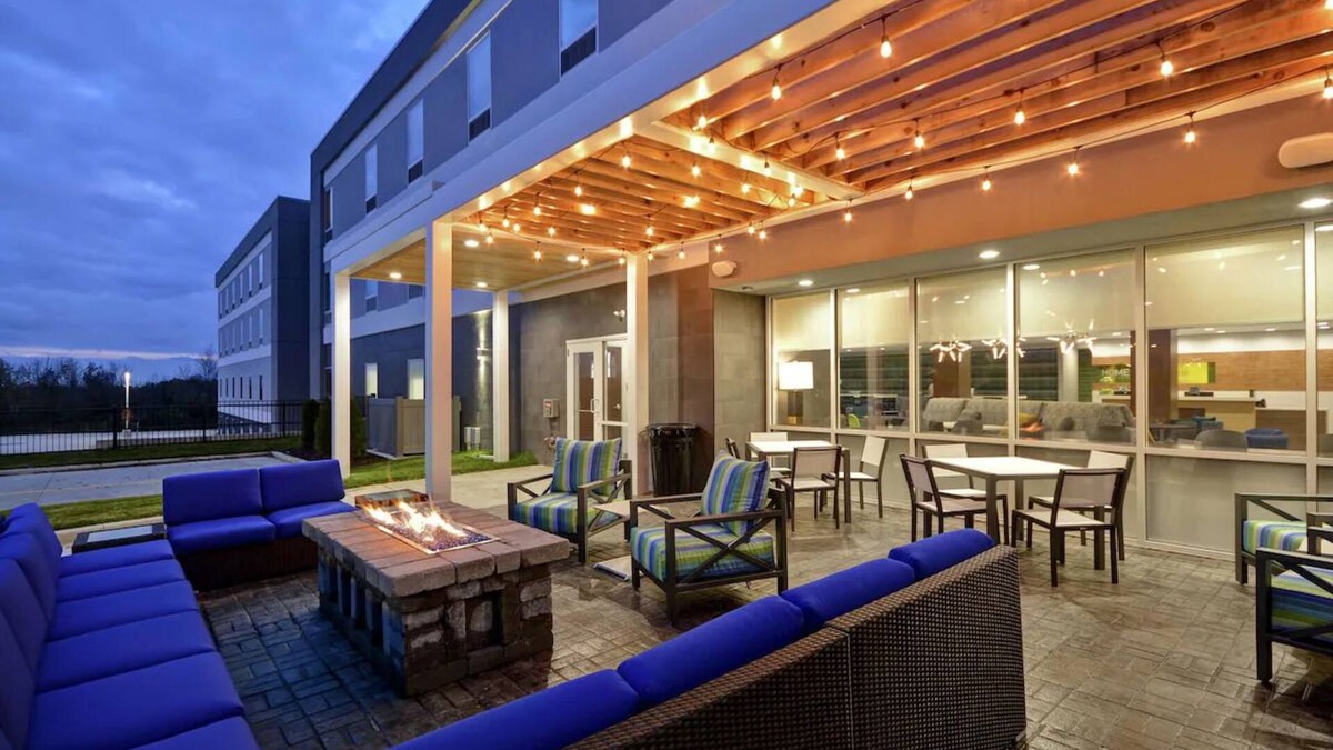 Alpine Center House | Modern Comforts: 3 Relaxing Units w/ Kitchenette, Breakfast and Parking