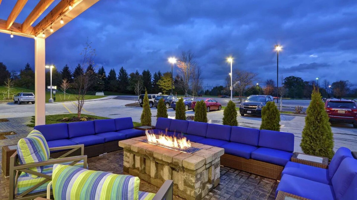 Alpine Center Hotel | Modern Comforts: 3 Units w/Kitchenette, Breakfast, Parking, Pets Allowed!