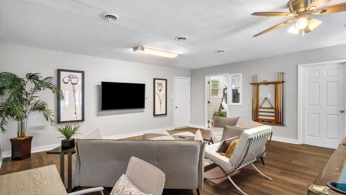 North Chesterfield House | Modern Comforts, Classic Charm: Neighborhood Gem