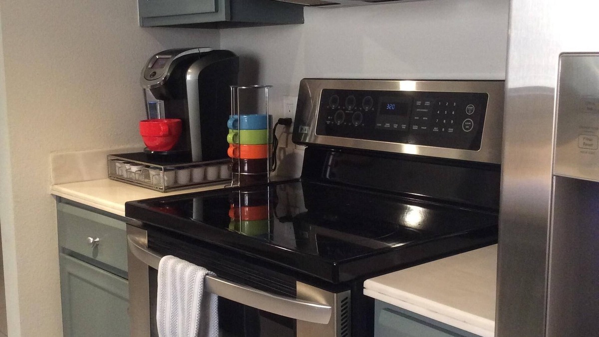 Warm Sands Condo | Modern Comfy 2 BR 2 BA Ground Floor Condo Steps to Downtown PS