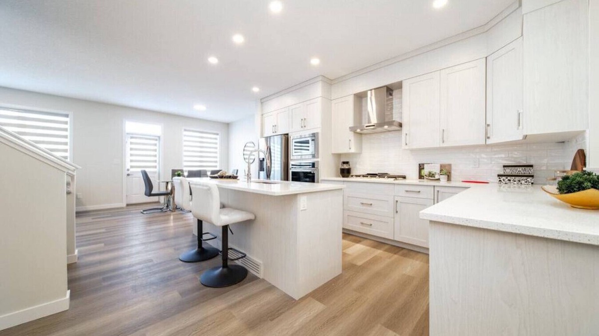 Southwest Edmonton House | Modern & Comfy ~ 25min to City ~ King & Queen Beds