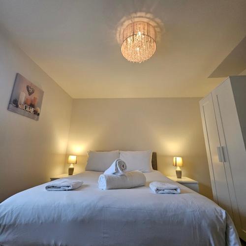 Radbourne House | Modern Comfy 3 Bed Home - Free 2 space driveway and free road parking