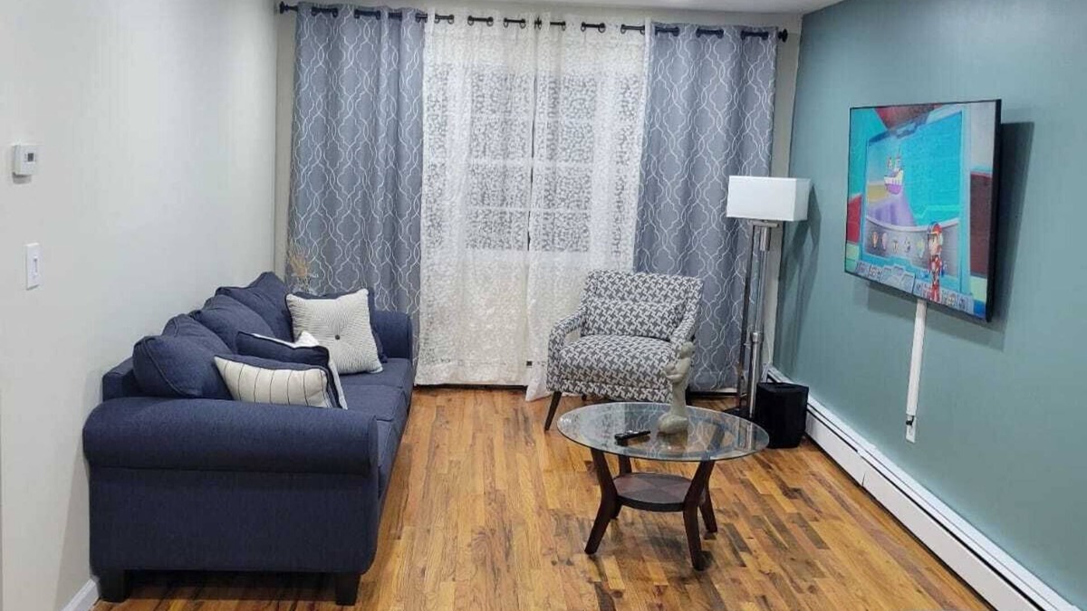Canarsie House | Modern & Comfy ~ 5* Location ~ King Bed ~ Parking!