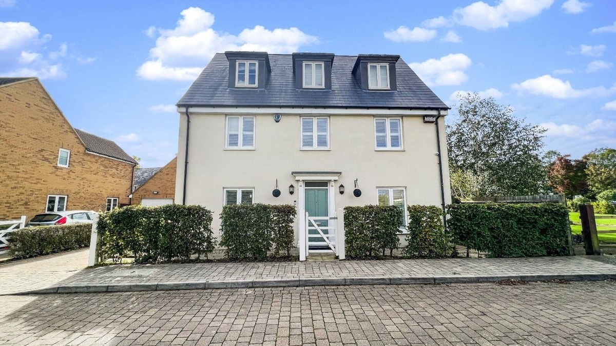 Milton Keynes House | Modern, Comfy 6 bedroom house