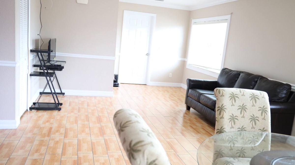 Fort Myers House | Modern & Comfy Oasis ~ Mins to Downtown ~ Parking!