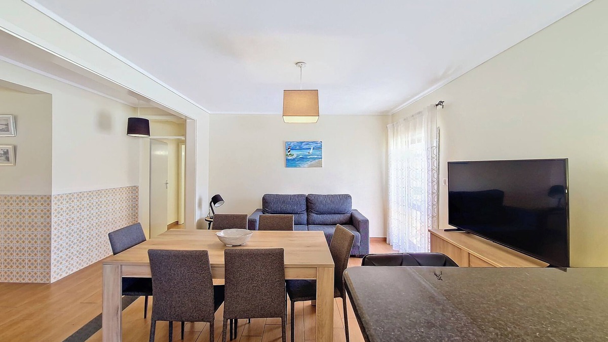 Barra Apartment | Modern & comfy: Beach 4min walk , Balcony , 3 bedrooms, sleeps 8