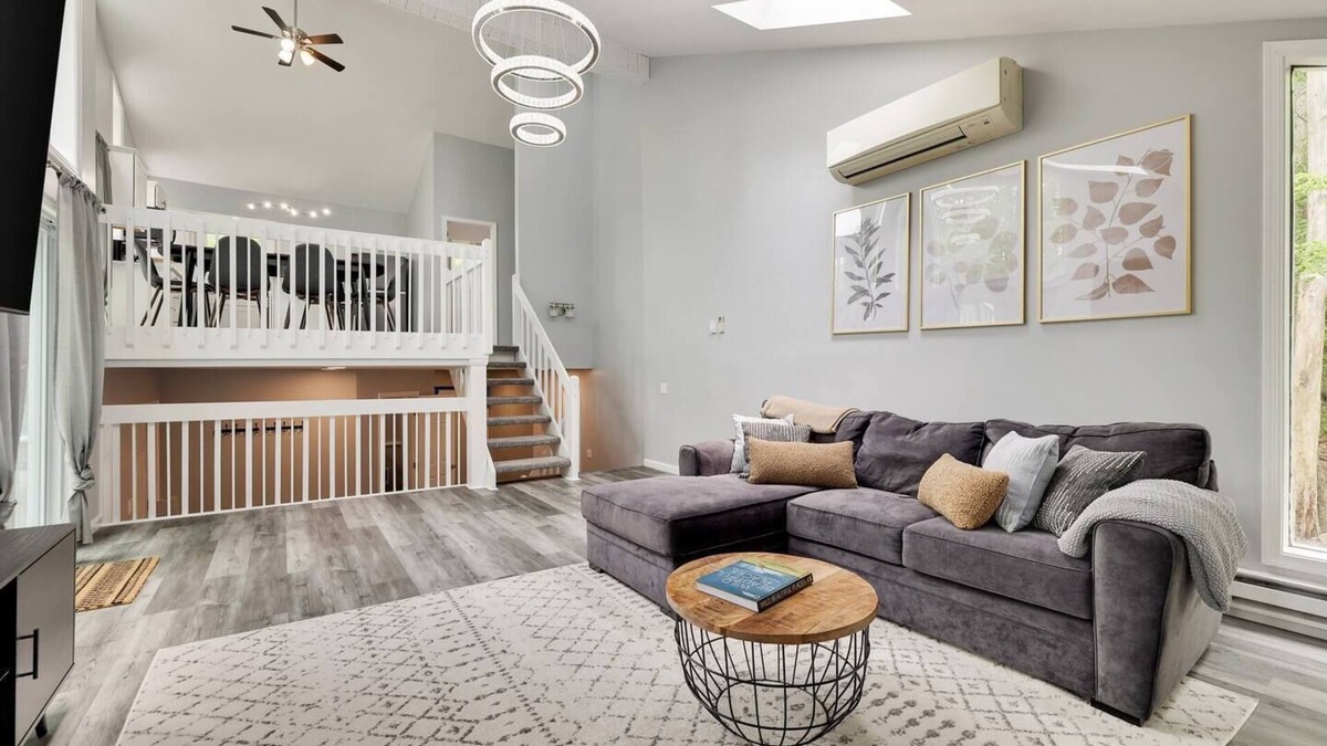 Tobyhanna Ski Chalet | Modern, Community Lake & Pool, Jacuzzi, Fire Pit
