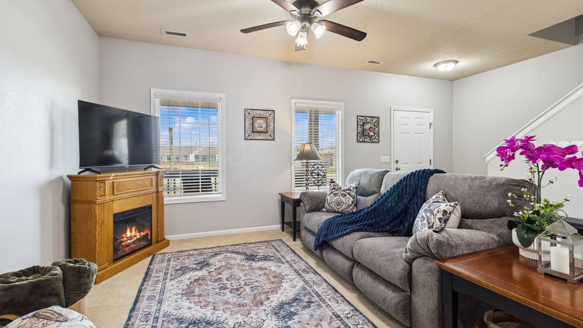 Waukee House | Modern Condo 3BR-3BA. Pet friendly, Perfect 4 Families, Longer stays, Waukee-WDM