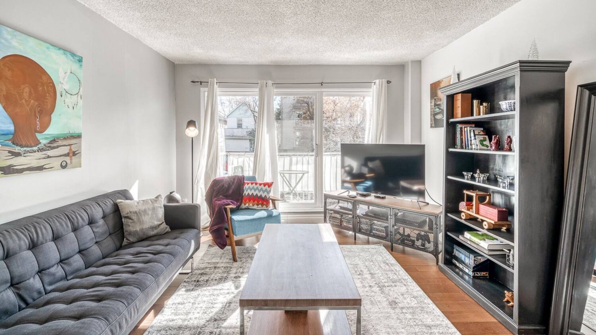 Connaught Condo | Modern Condo Close to Downtown With Free Parking!