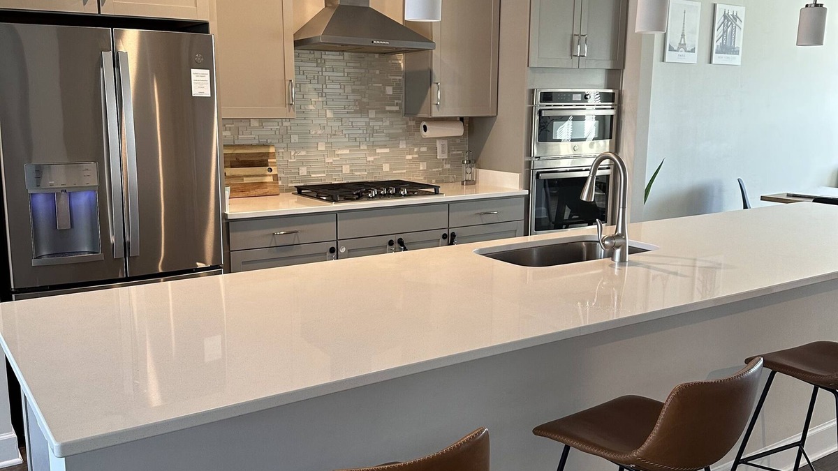 Woodbridge Condo | Modern condo in Stone Bridge Potomac, minutes from Hwy I-95 and Washington, D.C.