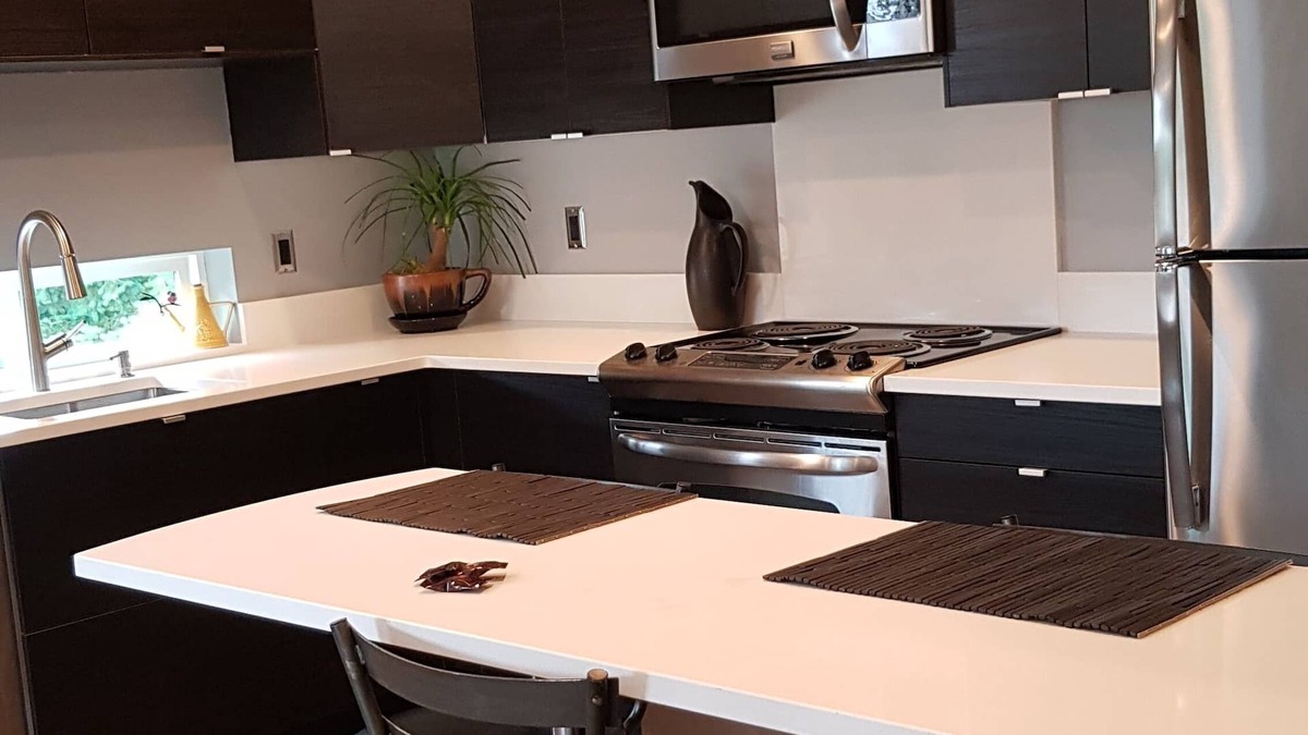 Northeast Bellevue Condo | Modern condo near Microsoft for business and leisure travelers