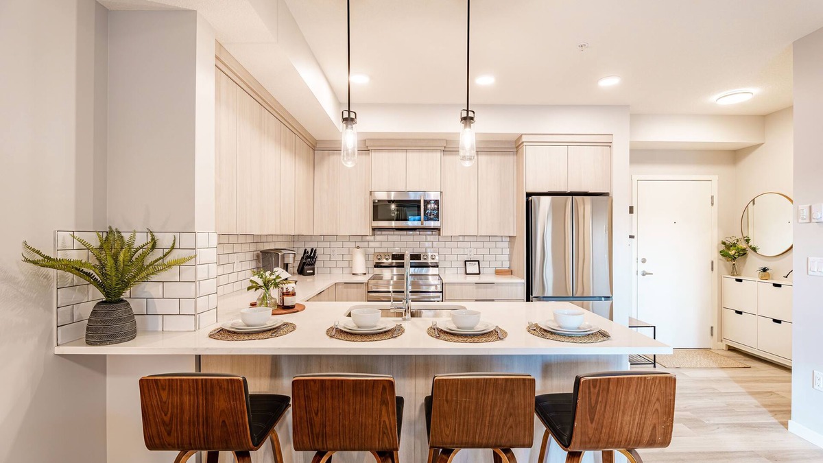 Calgary Condo | Modern Condo w/AC, close to YYC