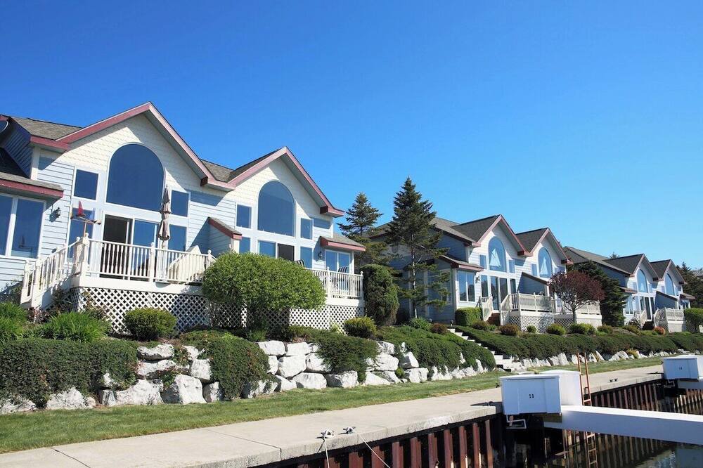 Manistee Condo | Modern Condo w/Harbor views and Community Pool