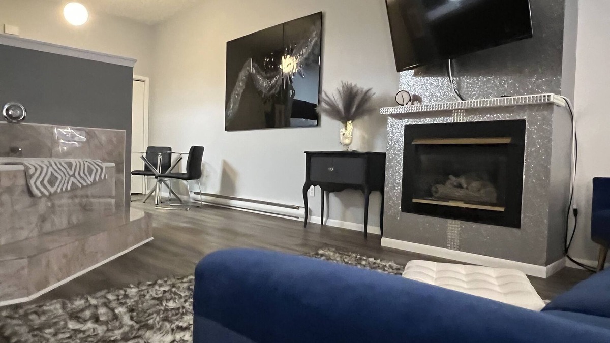 Wabasha Condo | Modern condo with jacuzzi in the heart of downtown.
