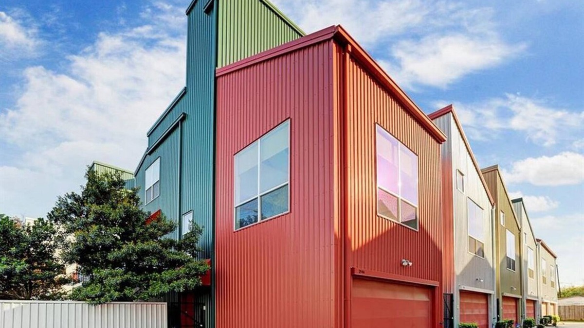South Central Houston House | Modern Contemporary 3 story townhome in East Downtown w/rooftop deck.