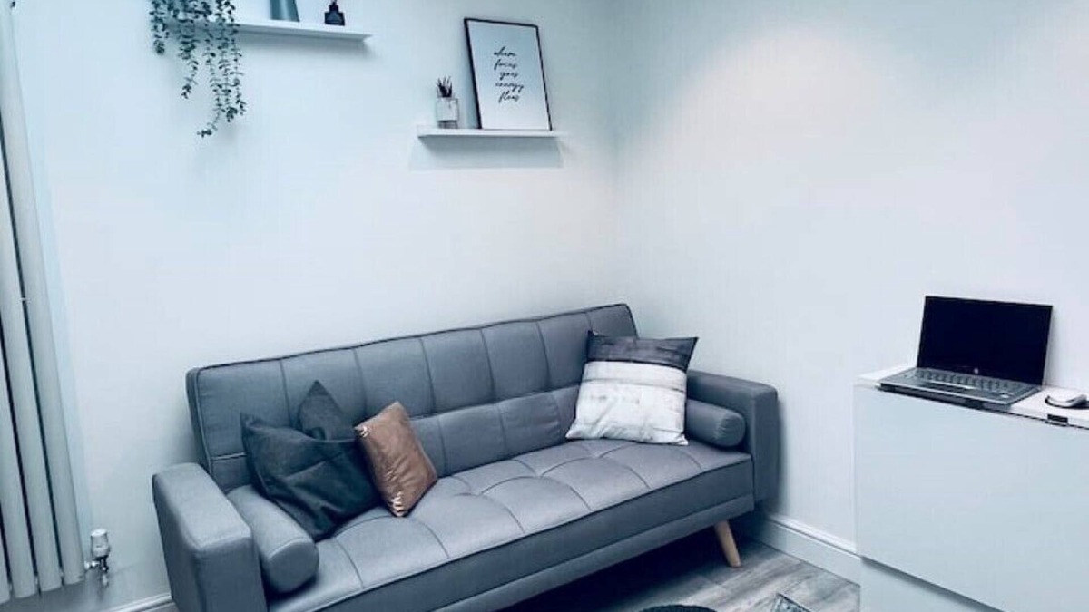 Wigan Apartment | Modern contemporary studio flat 5 min from M6