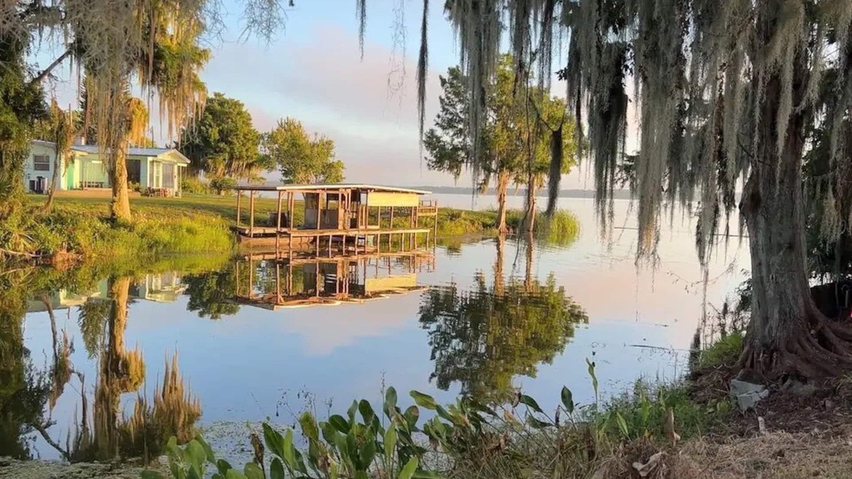 Lake Panasoffkee House | Modern Conveniences with Old Florida Charm