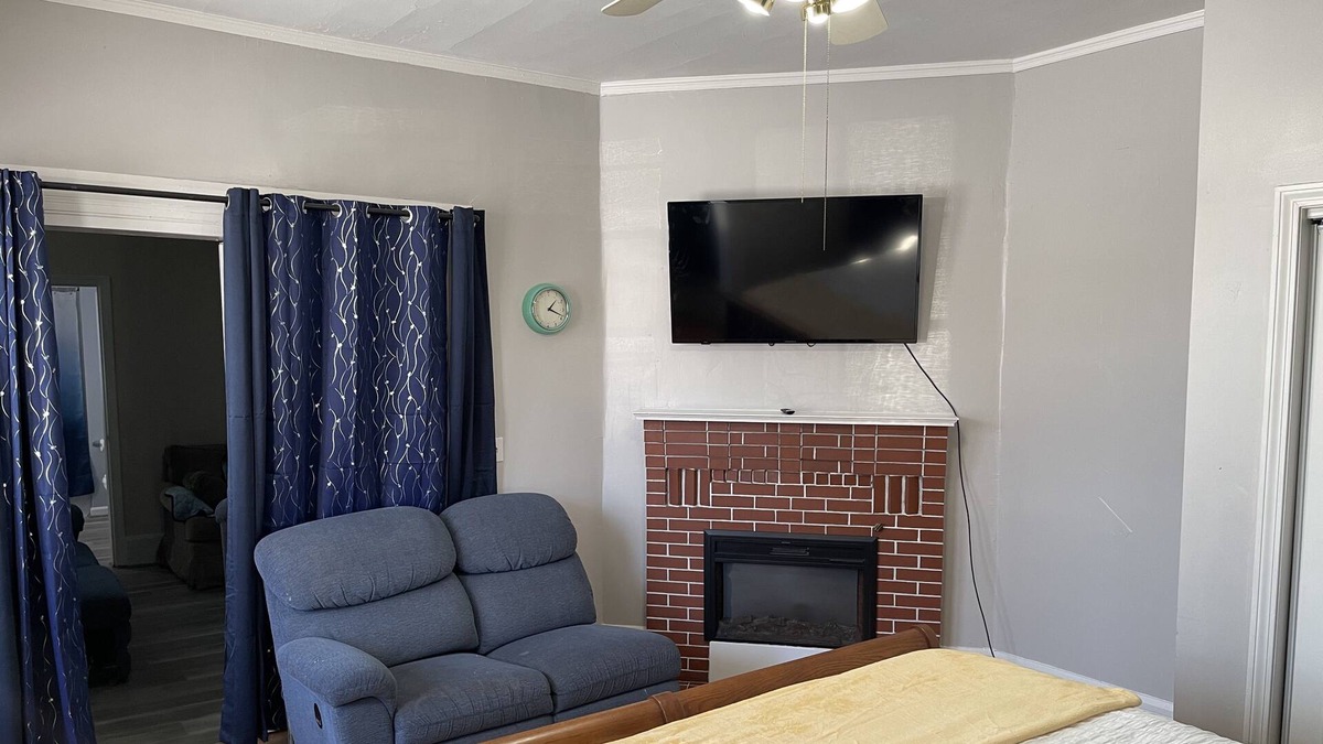 Manchester Apartment | Modern, convenient & clean. Walk to ELM/SNHU arena