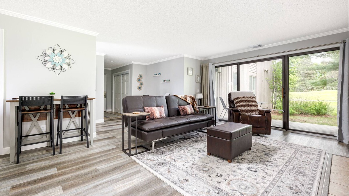 Acme Condo | Modern & Convenient Newly Renovated Condo