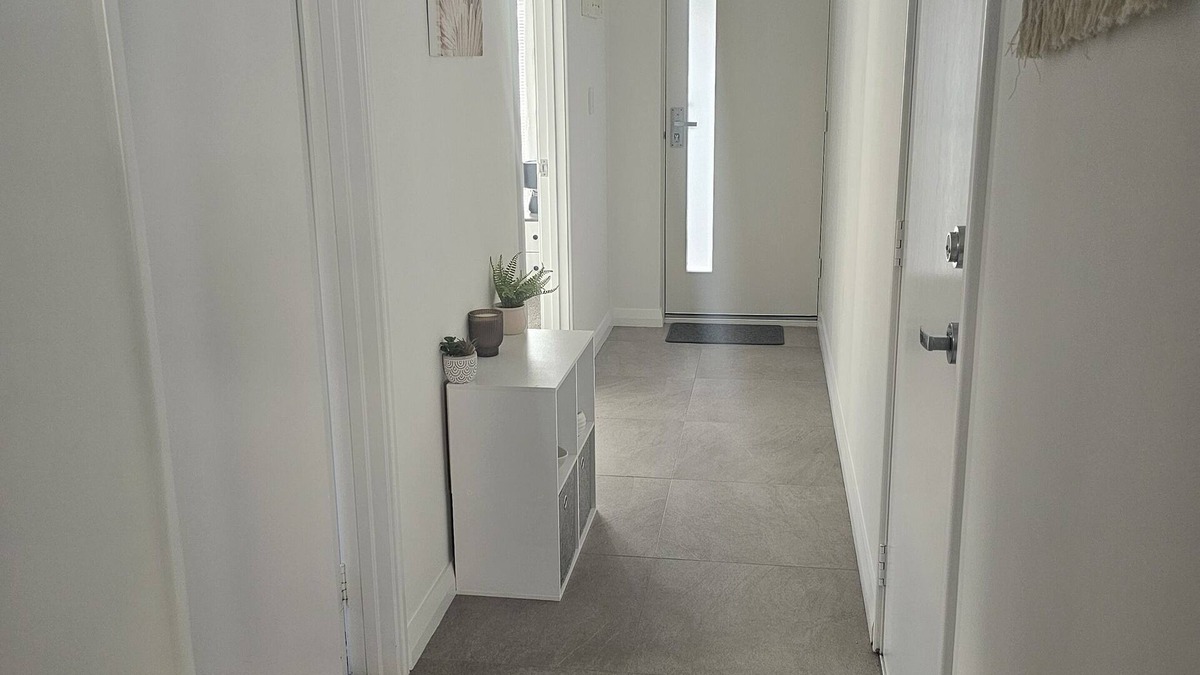Ellenbrook House | Modern, cosy, comfortable 3 x 2 x 2 unit in Ellenbrook