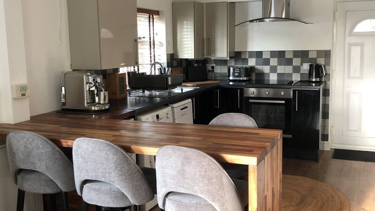 Black Bourton Cottage | Modern Cotswold cottage (dog friendly)