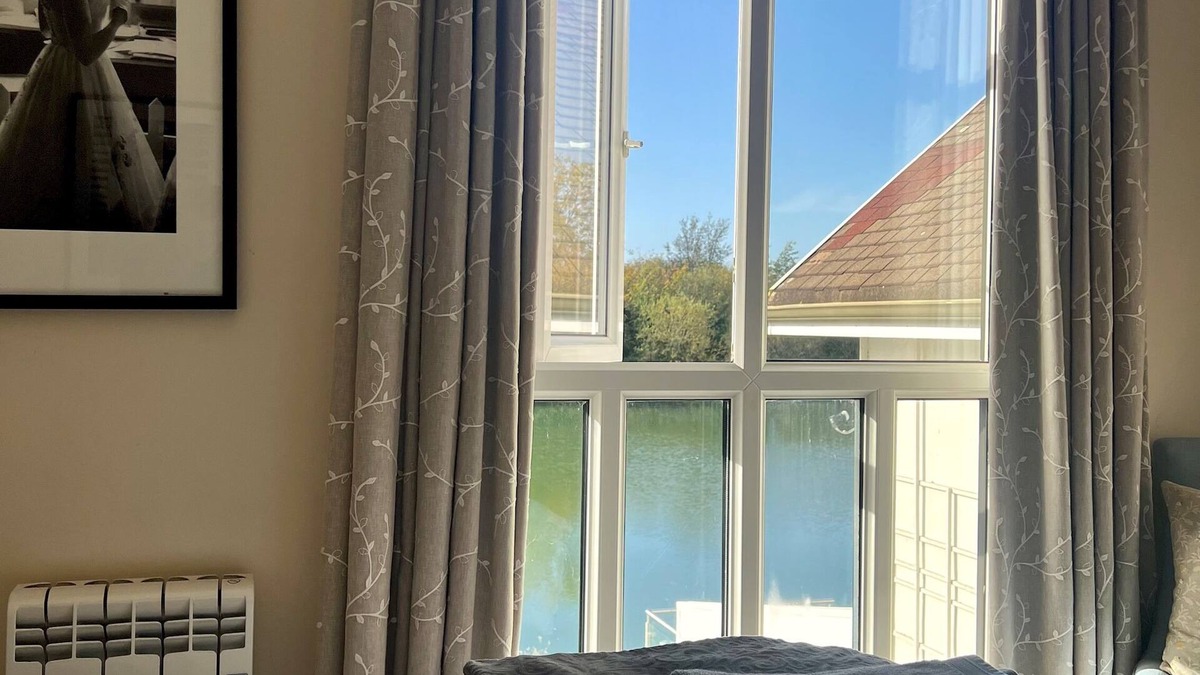 South Cerney House | Modern Cotswold Home w/Hot Tub