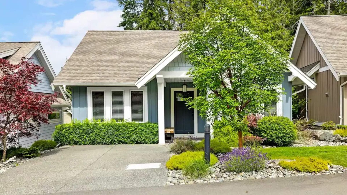 Regional District of Nanaimo Cottage | Modern Cottage at Qualicum Landing