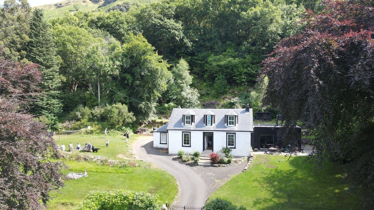 Arrochar Cottage | Modern Cottage, big garden, AGA, Loch/Mountain Views. Cinema Room & Log Burner