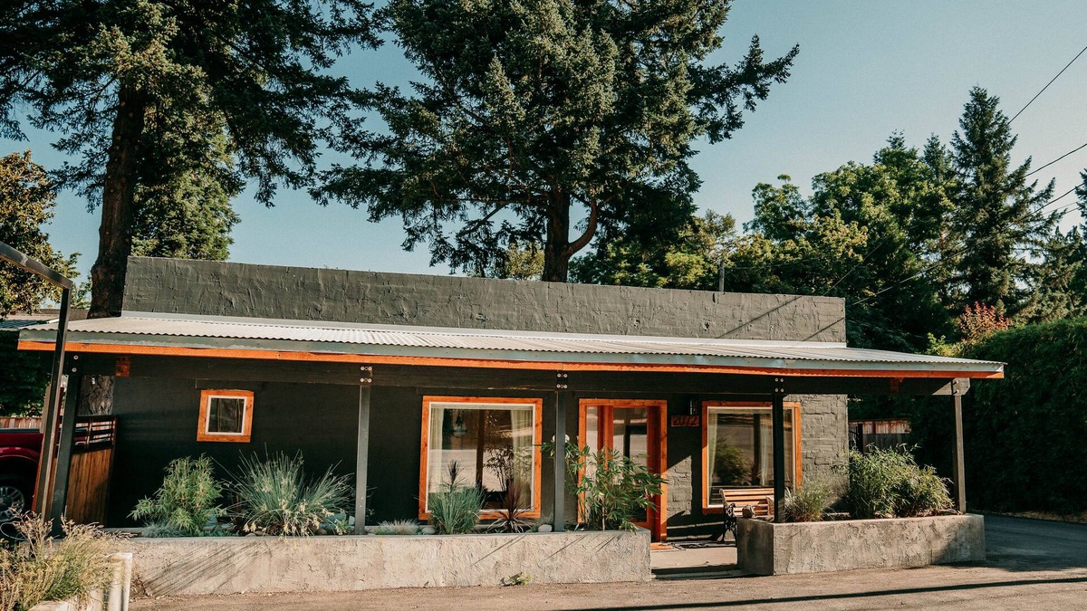 Fruitdale Cottage | Modern cottage centrally located with private access to the Rogue River!