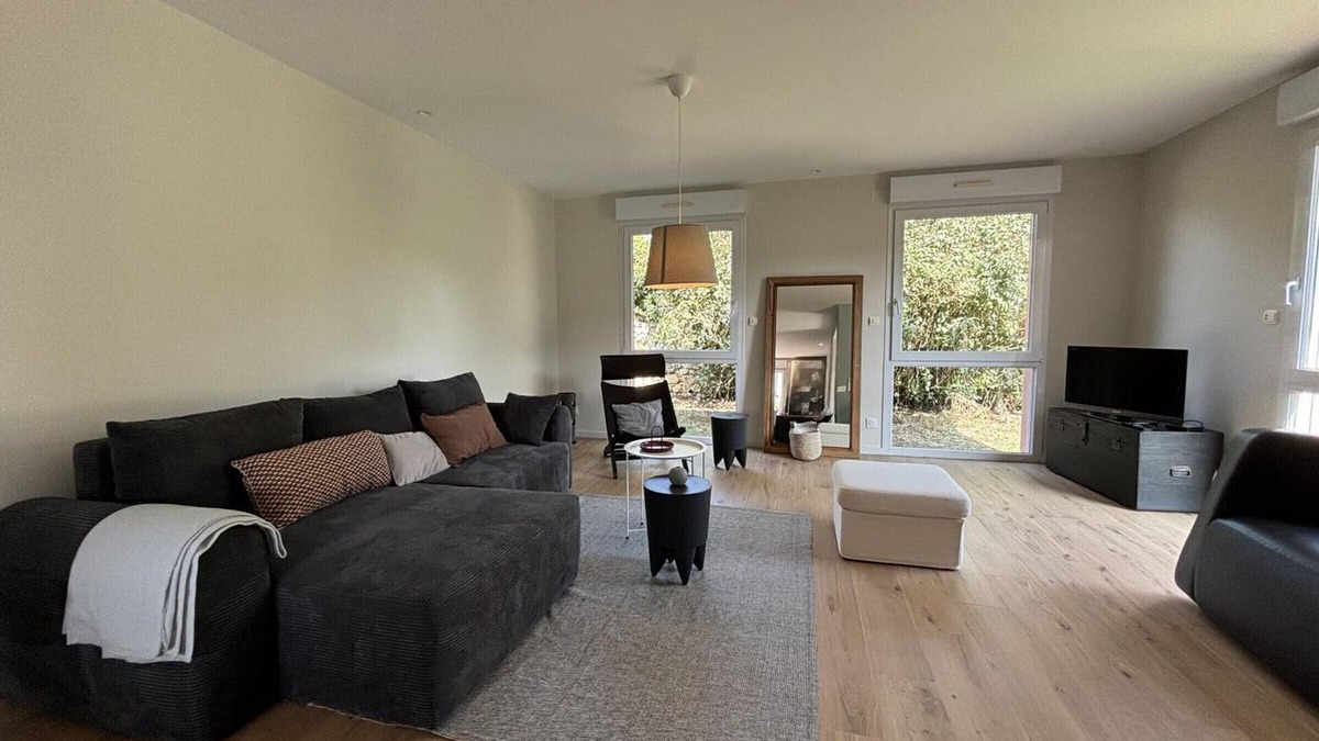 Ebreuil Cottage | Modern Cottage in Historic Village with Garden and Air Conditioning