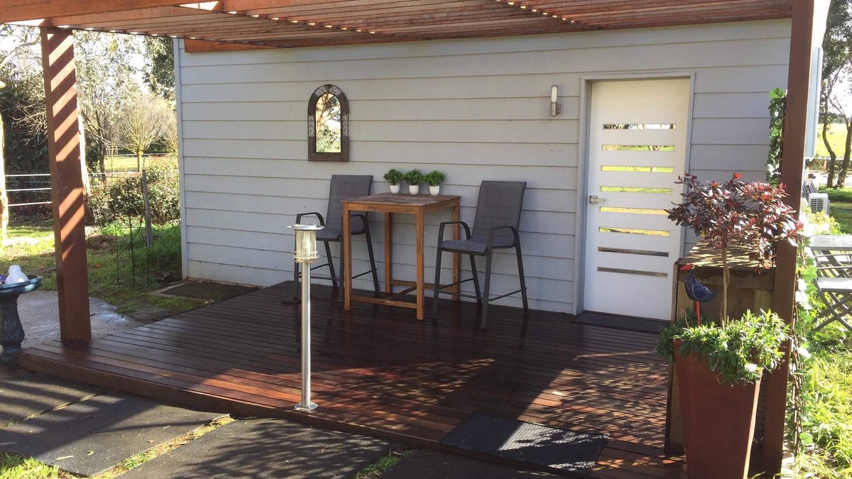 Mil-lel House | Modern Cottage in peaceful setting, dog door to large fenced yard, farm walks.
