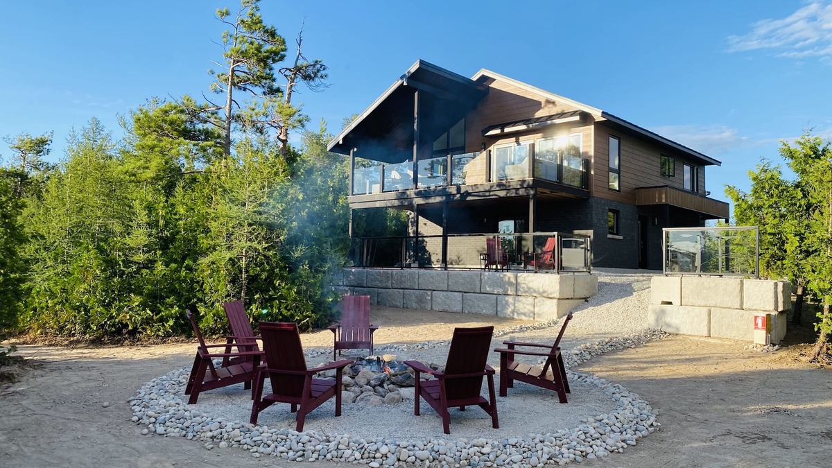 South Bruce Peninsula House | Modern cottage in the Bruce Peninsula with amazing sunset views.