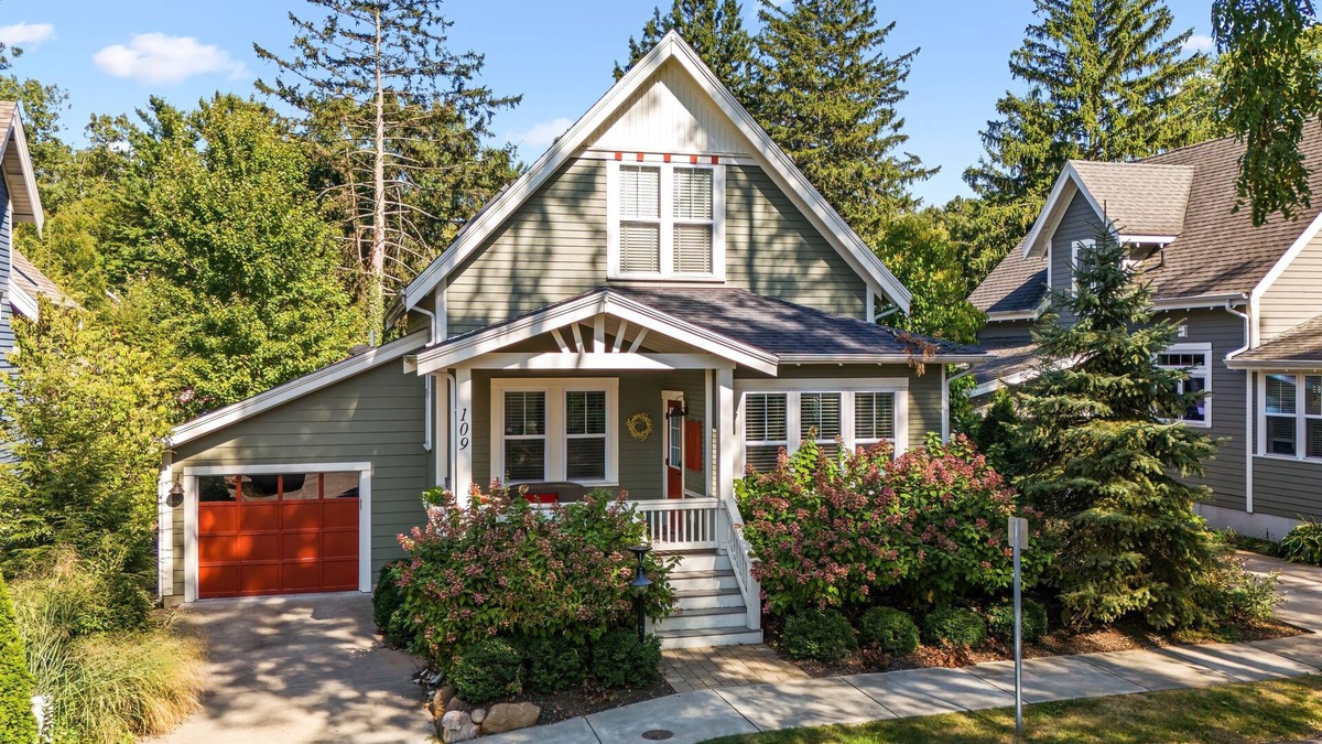 New Buffalo Cottage | Modern Cottage "M" Luxury home w/hot tub, community pool-walk to town & beach