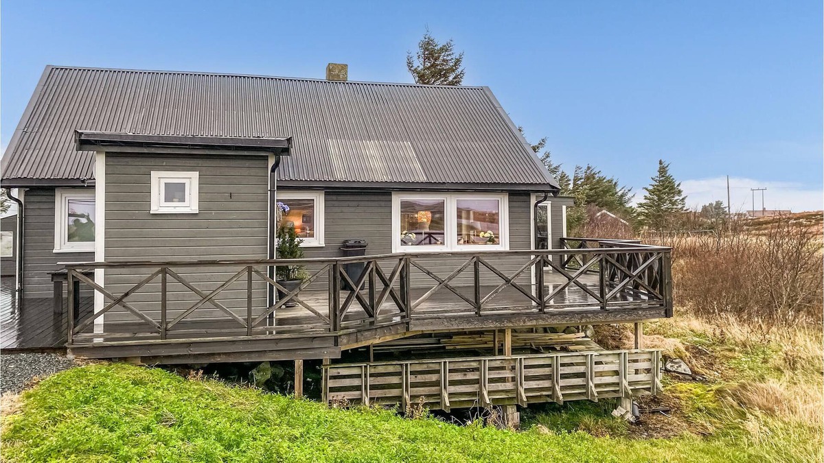 Smøla House | Modern cottage near the water on the island of Smøla.