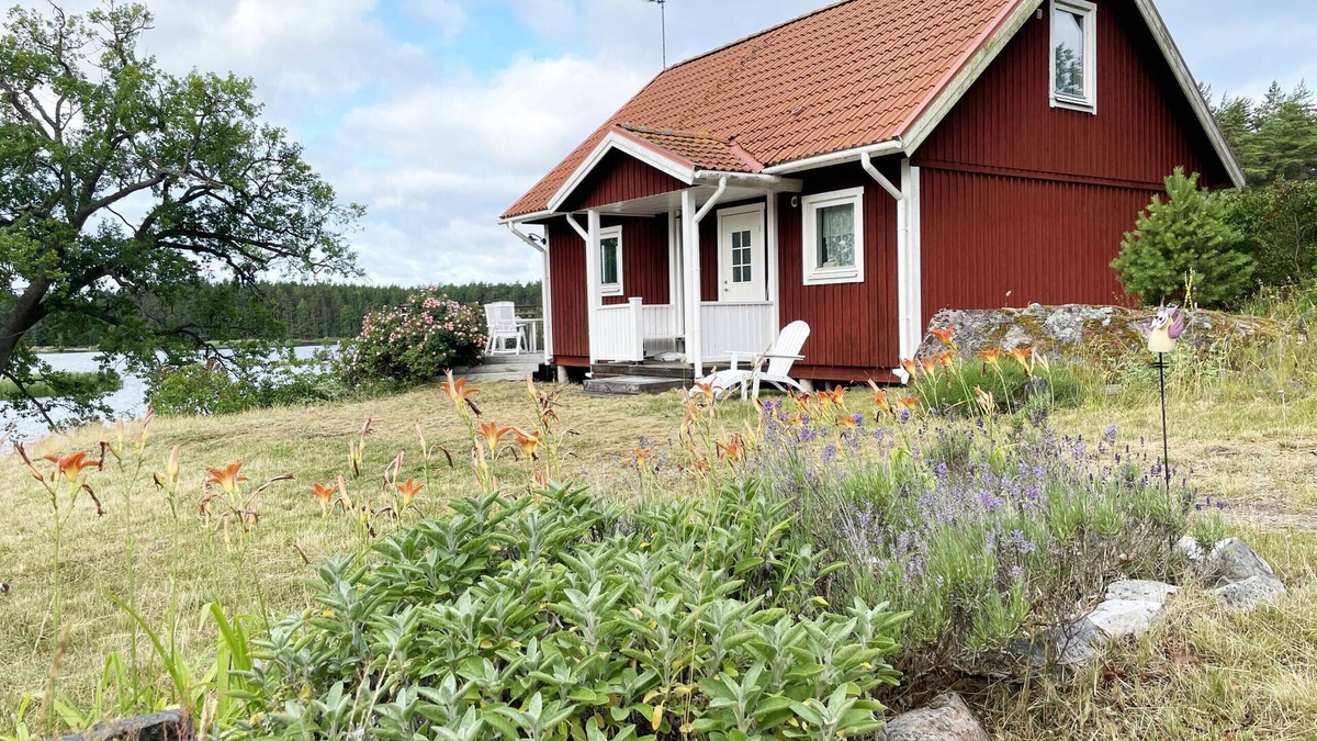 Loftahammar House | Modern Cottage with Lakeside Location and Idyllic Setting near Loftahammar | SE05084