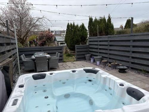 Kirkcudbright Apartment | Modern cottage with hot tub