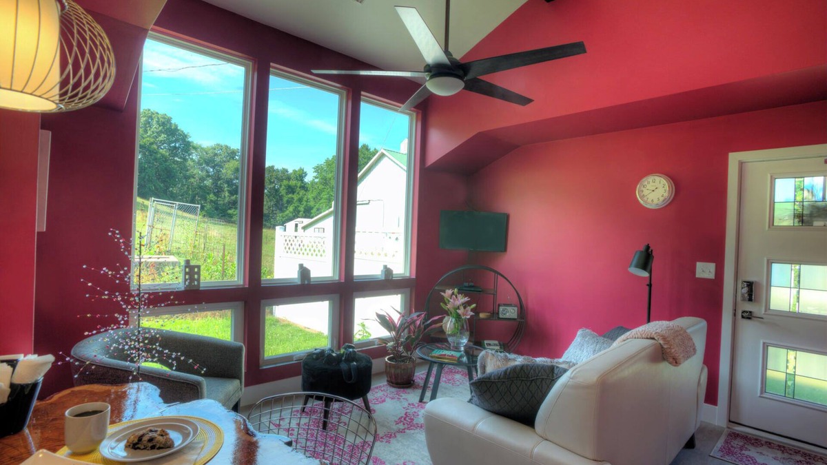 Columbia Cottage | Modern country cottage that is dog friendly with a fenced-in yard.