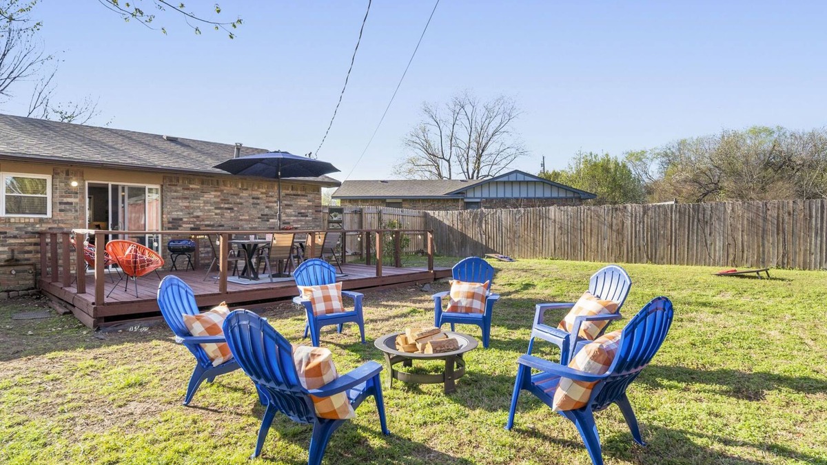 Muskogee House | Modern Country Gem/Huge Yard/Coffee Bar/King Bed