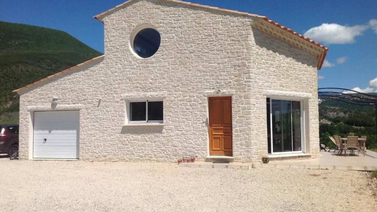 Entrepierres House | Modern country house with swimming pool