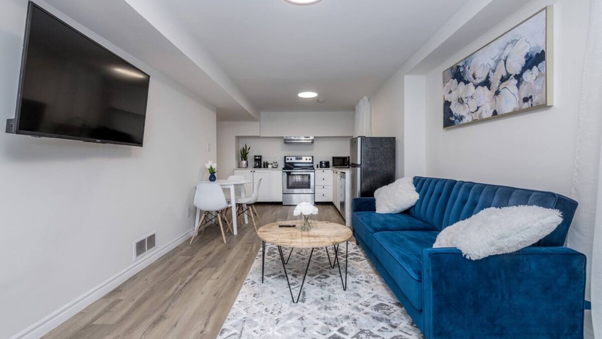 Barrie House | *Modern & Cozy* 1 Bdrm W/Fast Internet & Smart TV