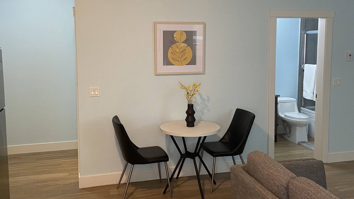 Surrey House | Modern cozy 1 bedroom suite in Cloverdale