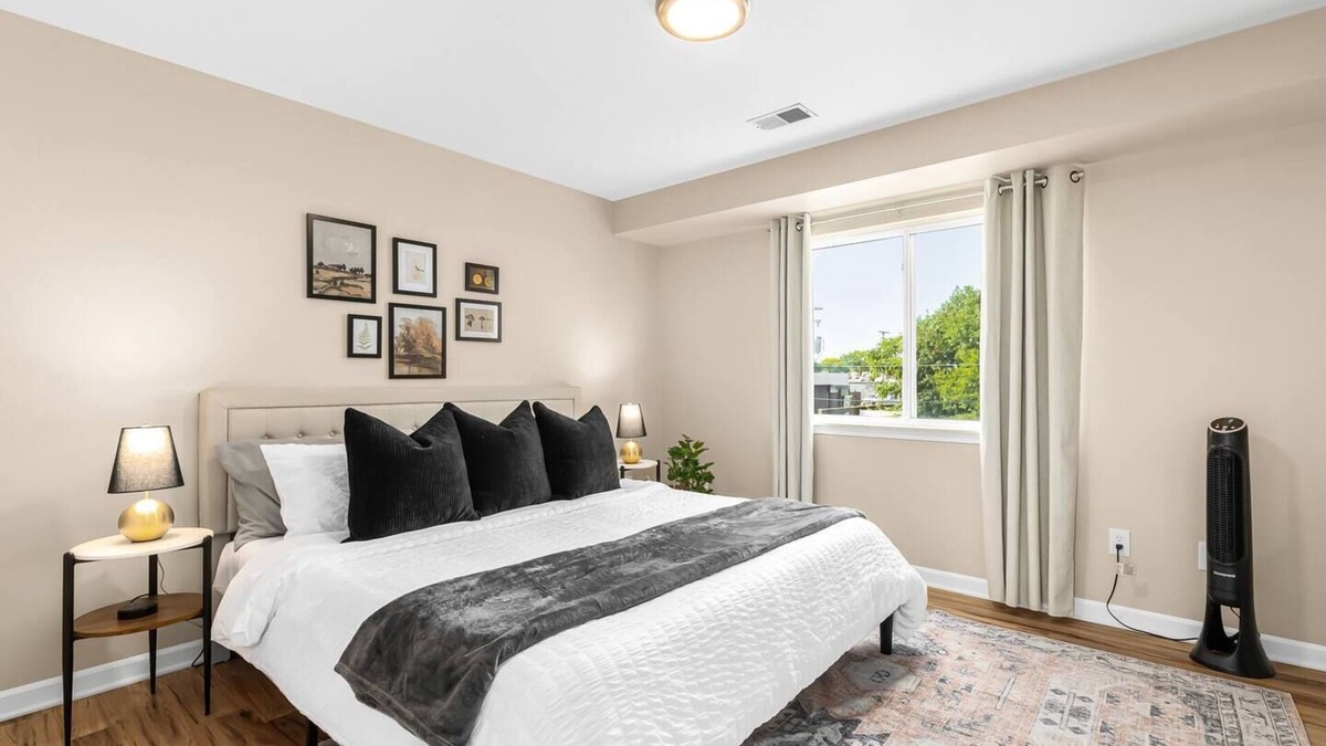 Roseville Apartment | Modern & Cozy 1BR Upper Flat | King Bed + Laundry