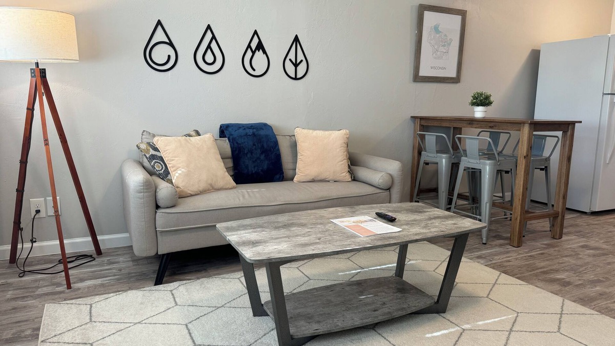 Appleton Apartment | Modern & Cozy 2BR w/King Bed in Appleton, 30 mins by drive from Lambeau Field