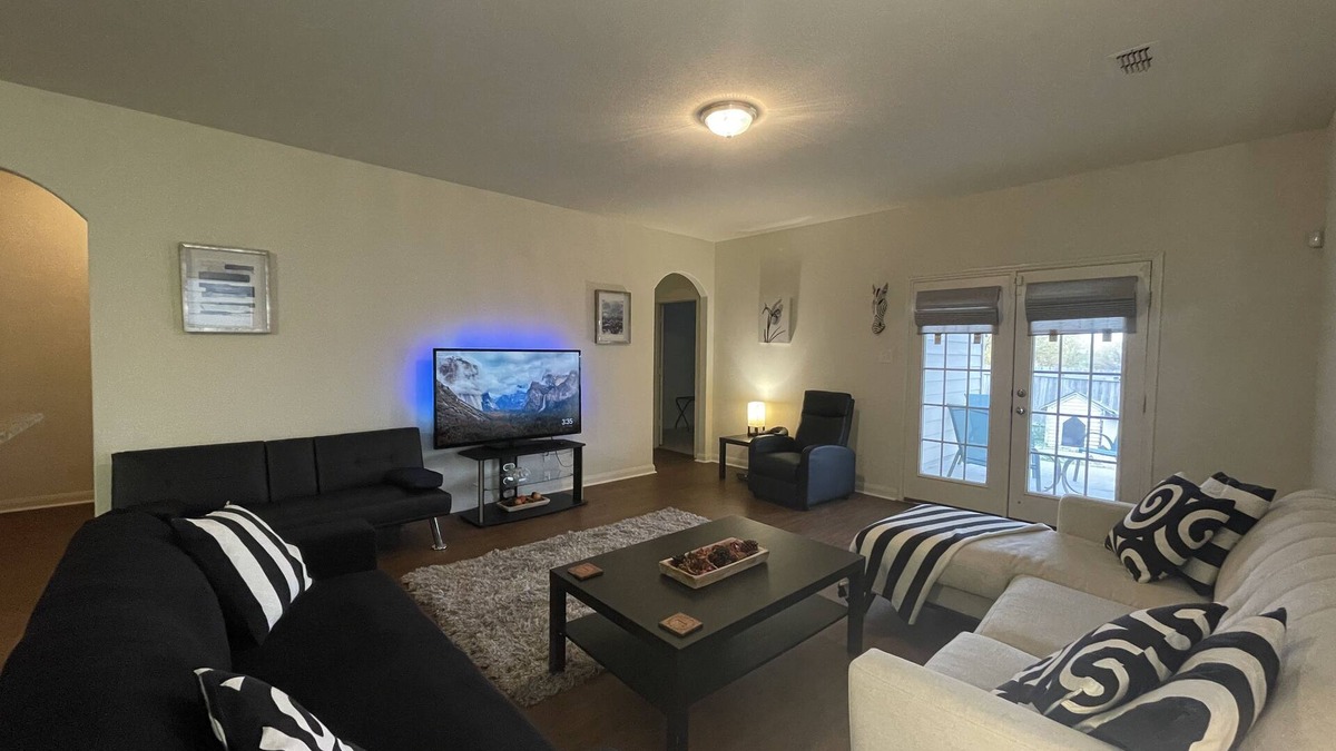 Forney House | Modern Cozy 3BR Home in Forney